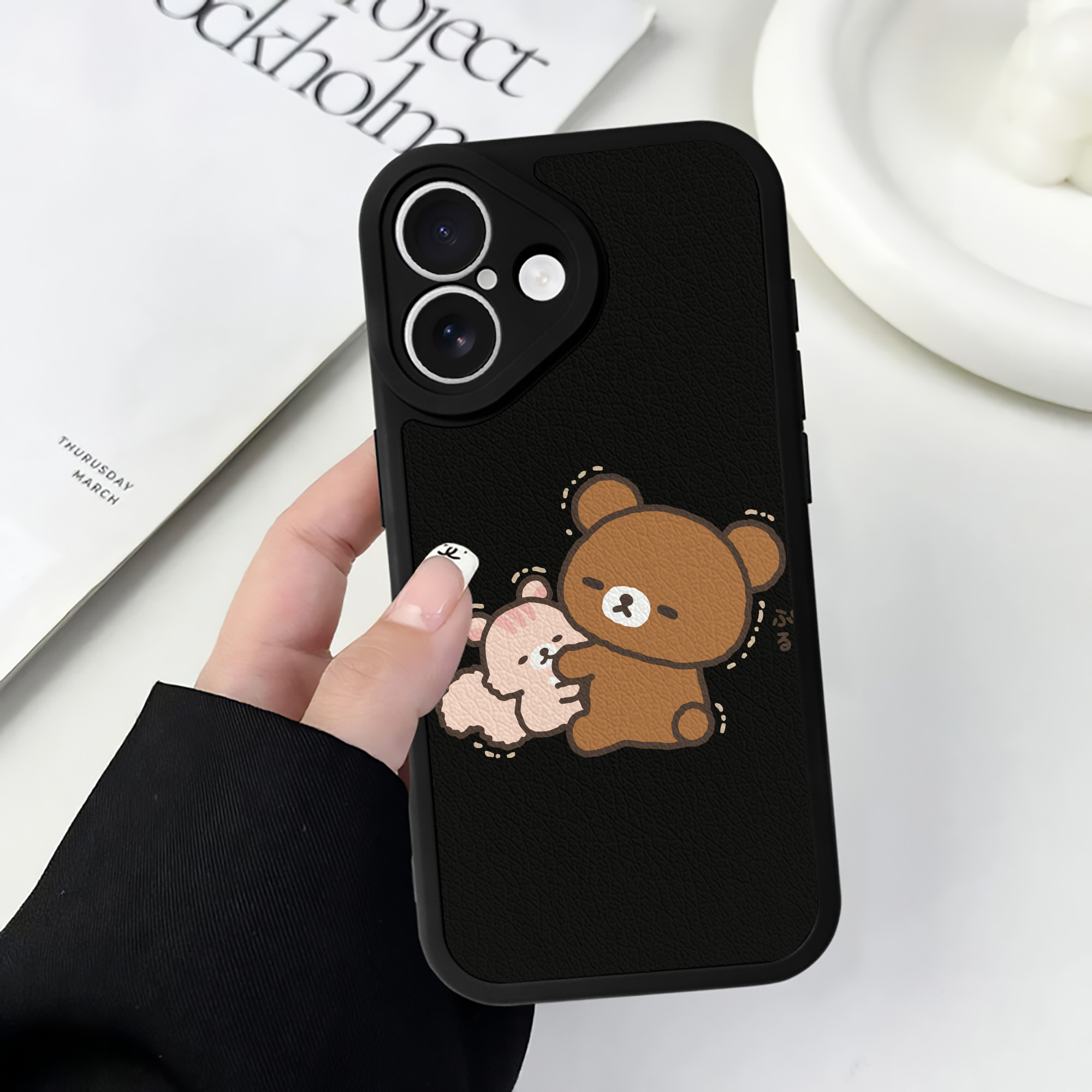 （画像用） リラックマ リラックマ キイロイトリ Rilakkuma Korilakkuma Kiiroitori 【iPhone 16シリーズ対応】シリコンスマホケース（レザー調） 材質：シリコン